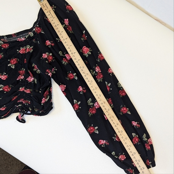 Wild Fable Black & Rose Floral Long-Sleeve Crop Top Blouse with Ruched Front - Picture 7 of 9